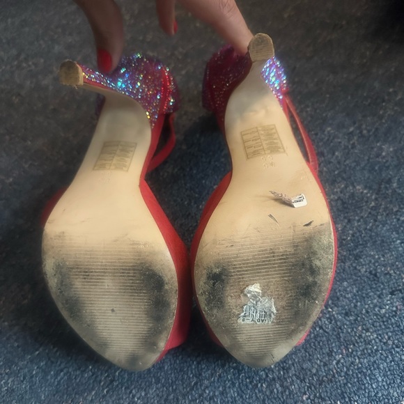 Beautiful Steve Madden red heel with swarovski. - Picture 5 of 6